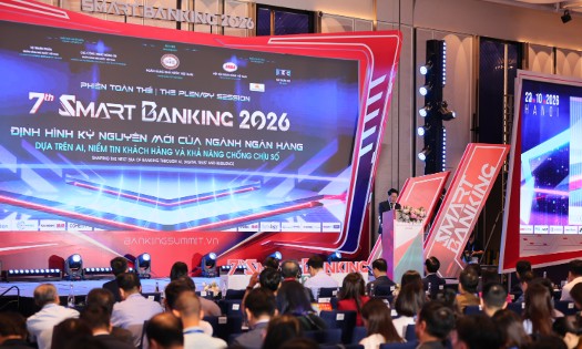 Phó Thống đốc Ngân hàng Nhà nước Phạm Tiến Dũng nhấn mạnh yêu cầu chuyển từ phòng thủ truyền thống sang chủ động ứng phó các mối đe dọa an ninh mạng tại Smart Banking 2026. (Ảnh: VNBA).