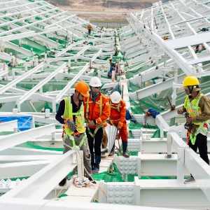 Công nhân thi công trên công trường. Ảnh: PV VnEconomy.