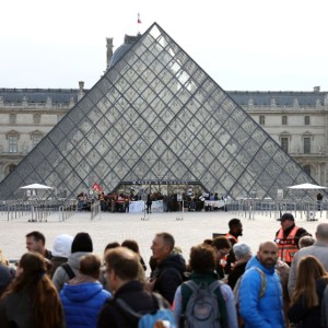 Bảo tàng Louvre đóng cửa hôm 19/10 khi tình trạng hỗn loạn lan rộng khắp Paris. Ảnh: The New York Times