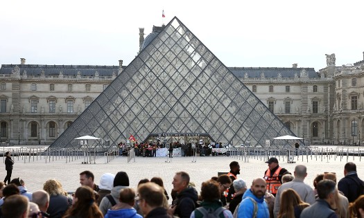 Bảo tàng Louvre đóng cửa hôm 19/10 khi tình trạng hỗn loạn lan rộng khắp Paris. Ảnh: The New York Times