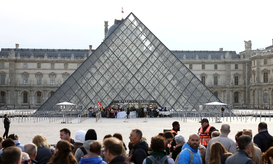 Bảo tàng Louvre đóng cửa hôm 19/10 khi tình trạng hỗn loạn lan rộng khắp Paris. Ảnh: The New York Times