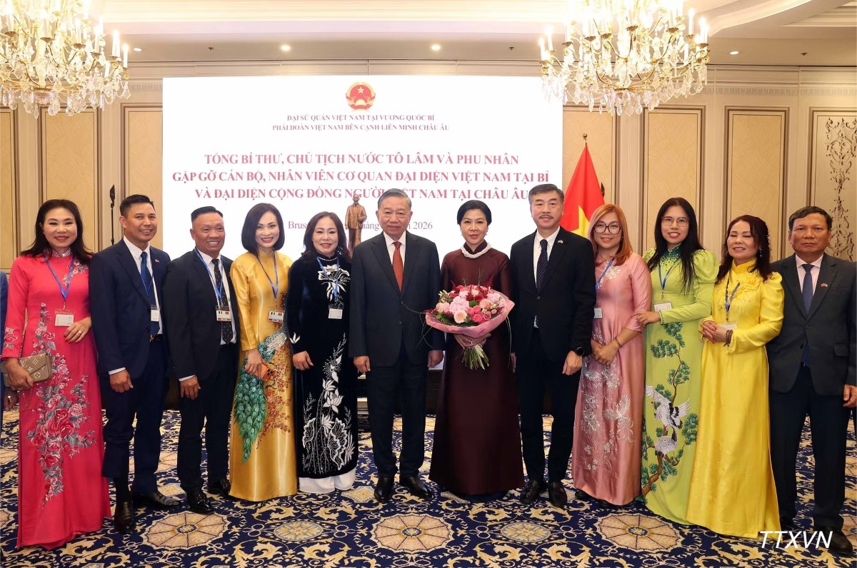 Tổng Bí thư, Chủ tịch nước Tô Lâm và Phu nhân Ngô Phương Ly chụp ảnh chung với đại diện cộng đồng người Việt Nam tại châu Âu. Ảnh: TTXVN