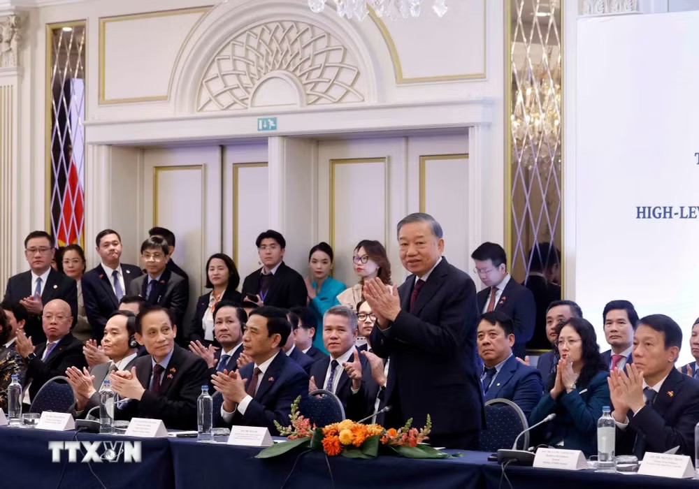 Tổng Bí thư, Chủ tịch nước Tô Lâm và các đại biểu tham dự Tọa đàm với lãnh đạo doanh nghiệp tiêu biểu châu Âu và Bỉ. Ảnh: Thống Nhất/TTXVN