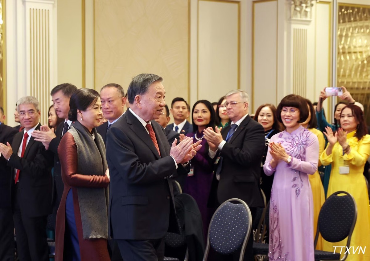 Tổng Bí thư, Chủ tịch nước Tô Lâm và Phu nhân Ngô Phương Ly gặp gỡ cán bộ, nhân viên Đại sứ quán Việt Nam tại Vương quốc Bỉ và đại diện cộng đồng người Việt Nam tại châu Âu. Ảnh: TTXVN