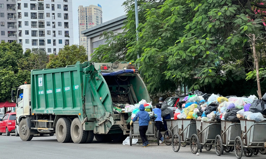 Vấn đề thu gom và xử lý rác thải được các đại biểu quan tâm chất vấn. Ảnh: Nguyễn Trường