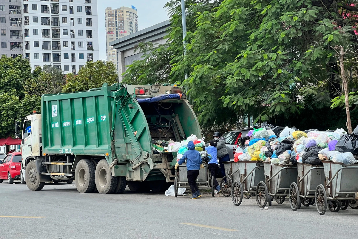 Vấn đề thu gom và xử lý rác thải được các đại biểu quan tâm chất vấn. Ảnh: Nguyễn Trường