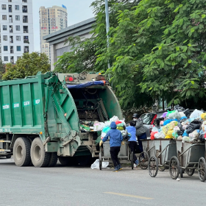 Vấn đề thu gom và xử lý rác thải được các đại biểu quan tâm chất vấn. Ảnh: Nguyễn Trường