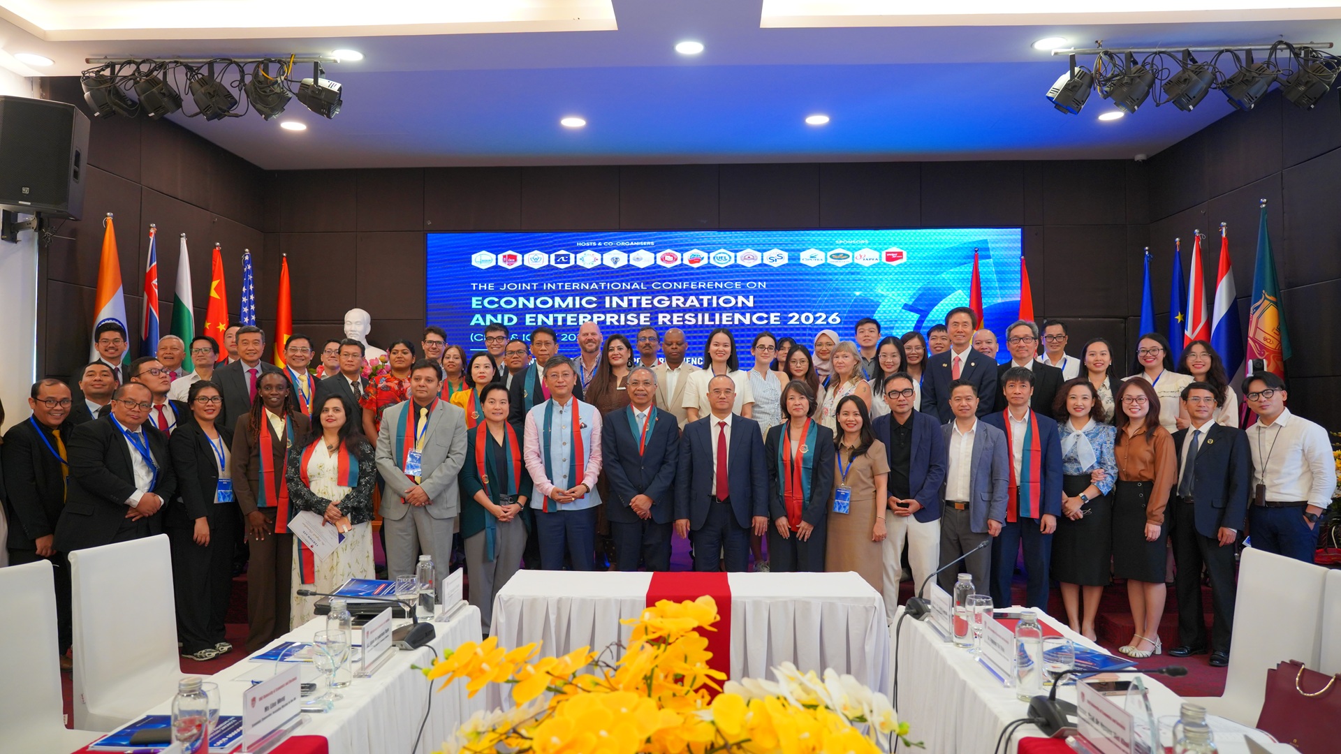 Hội nghị hướng tới kết nối nghiên cứu với thực tiễn, thúc đẩy hợp tác nghiên cứu, đào tạo và kinh doanh, đồng thời đóng góp các đề xuất chính sách về hội nhập kinh tế và nâng cao khả năng thích ứng của doanh nghiệp. Ảnh: UEB