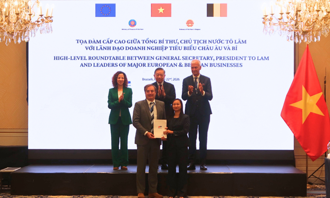 Tổng Bí thư, Chủ tịch nước Tô Lâm, lãnh đạo EC và Thượng viện Bỉ chứng kiến lễ trao văn kiện hợp tác giữa ông Bruno Jaspaert, Chủ tịch EuroCham (trái) và bà Elisabeth Leysen, giám đốc Quỹ Thiện nguyện Aquitara. . Ảnh: EuroCham.