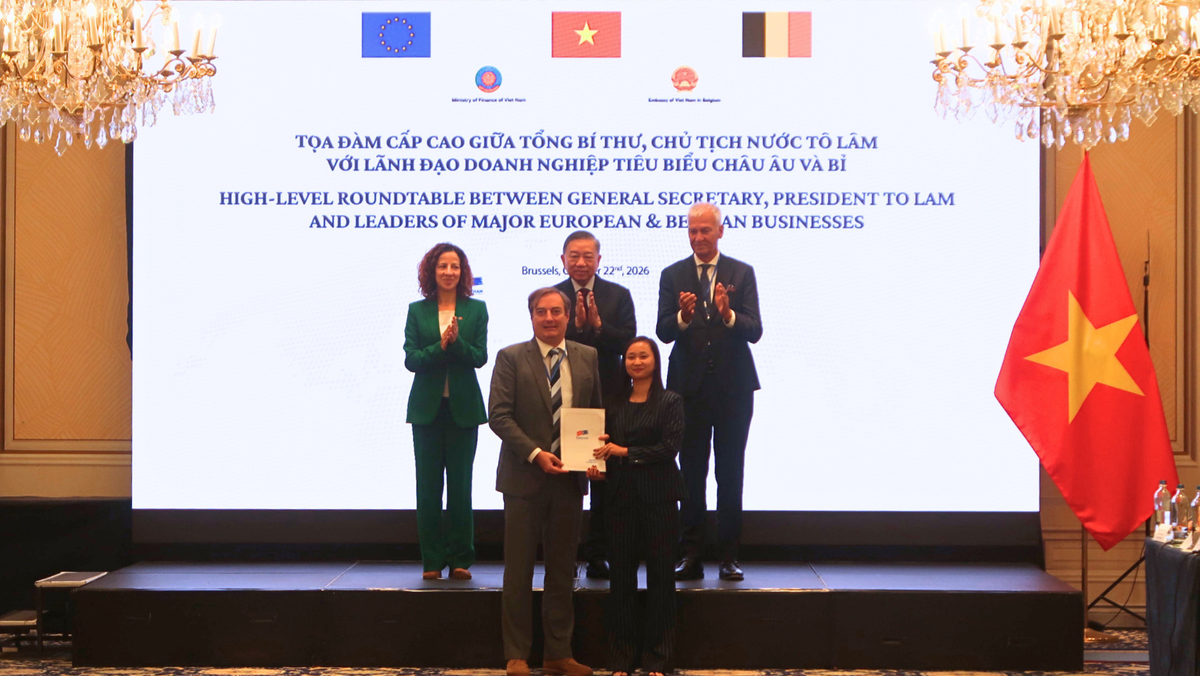 Tổng Bí thư, Chủ tịch nước Tô Lâm, lãnh đạo EC và Thượng viện Bỉ chứng kiến lễ trao văn kiện hợp tác giữa ông Bruno Jaspaert, Chủ tịch EuroCham (trái) và bà Elisabeth Leysen, giám đốc Quỹ Thiện nguyện Aquitara. . Ảnh: EuroCham.