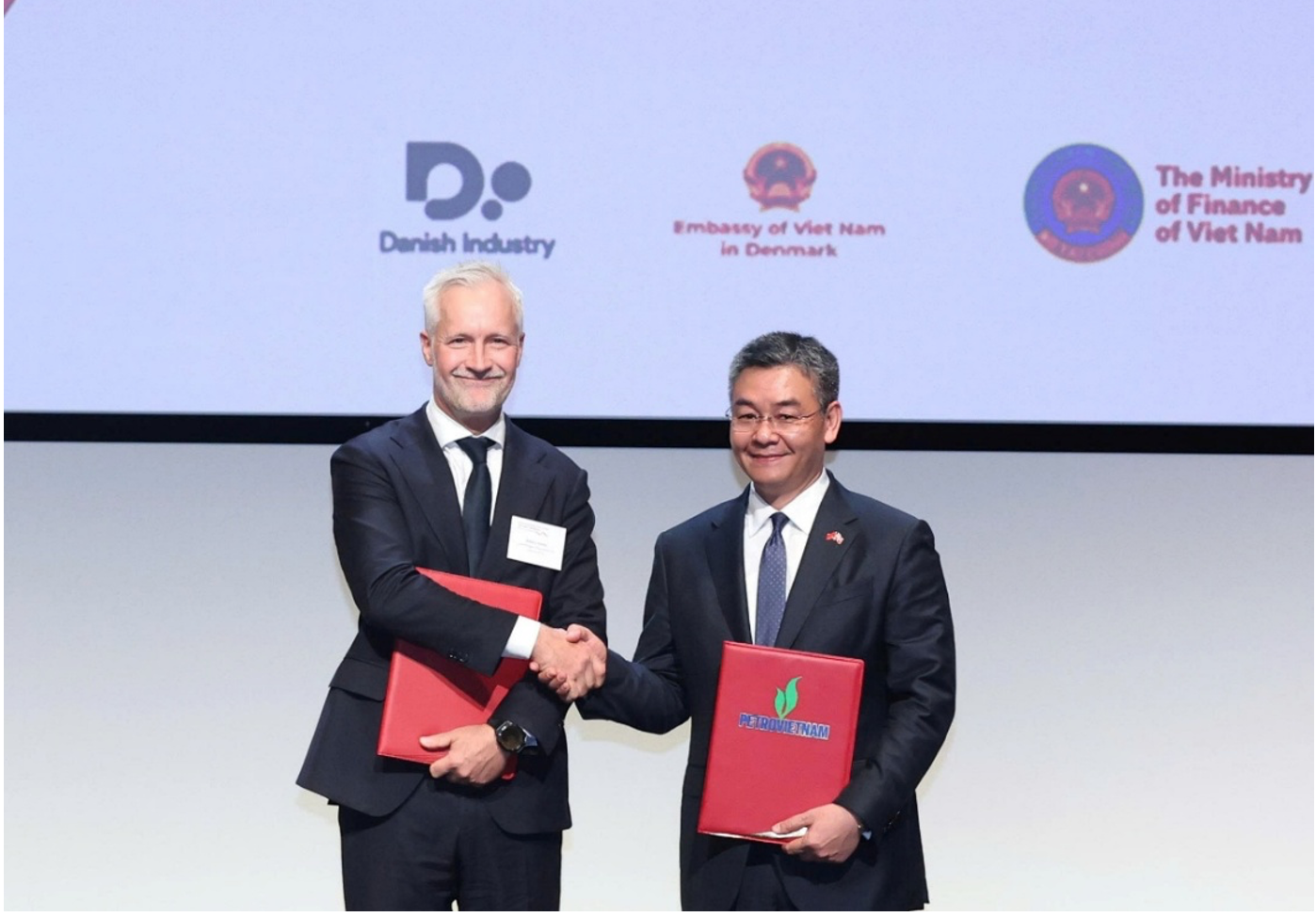 PetroVietnam CEO Le Manh Cuong exchanges a cooperation agreement with CIP leadership.