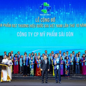 Đại diện công ty Cổ Phần Mỹ Phẩm Sài Gòn – Ông Lương An Bình nhận giải Thương Hiệu Quốc Gia năm 2026.
