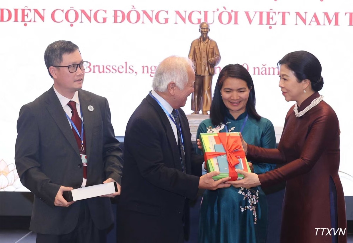 Phu nhân Ngô Phương Ly tặng sách Tiếng Việt cho Hội người Việt Nam tại Bỉ. Ảnh: TTXVN