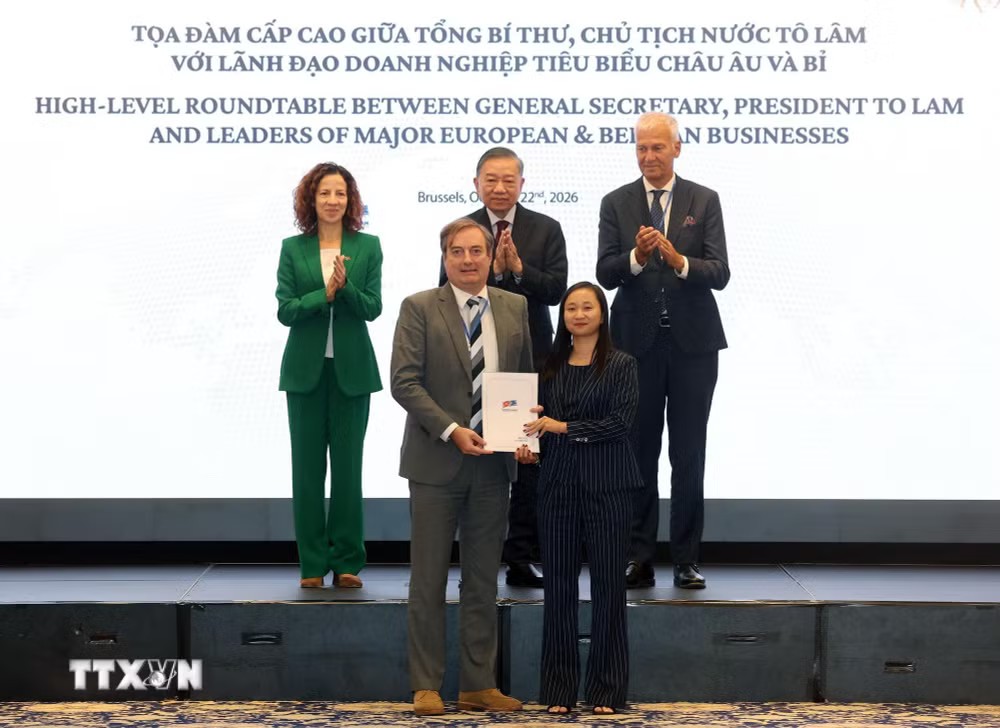 Tổng Bí thư, Chủ tịch nước Tô Lâm chứng kiến trao thỏa thuận hợp tác giữa các doanh nghiệp. Ảnh: Thống Nhất/TTXVN
