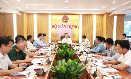 Bộ trưởng Bộ Xây dựng Trần Hồng Minh chỉ đạo tại cuộc họp kiểm điểm tiến độ thi công, giải ngân các dự án giao thông trọng điểm do Bộ Xây dựng quản lý. Ảnh: Bộ Xây dựng.