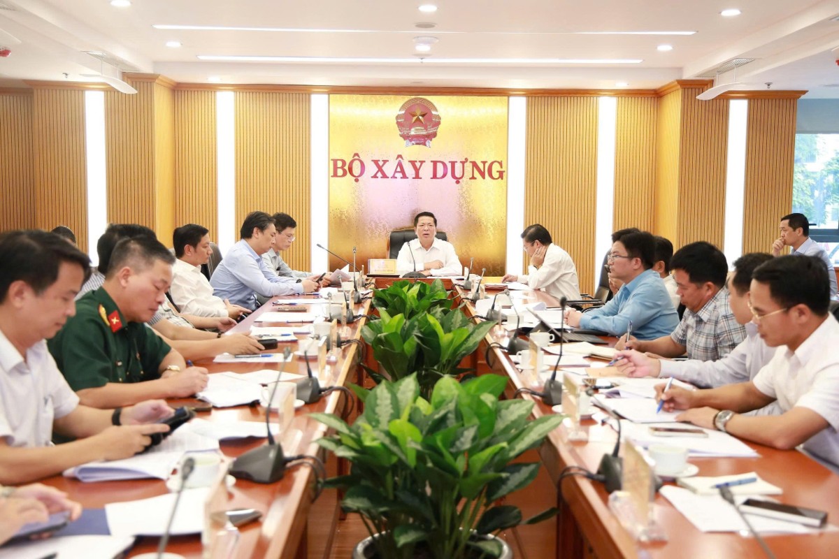 Bộ trưởng Bộ Xây dựng Trần Hồng Minh chỉ đạo tại cuộc họp kiểm điểm tiến độ thi công, giải ngân các dự án giao thông trọng điểm do Bộ Xây dựng quản lý. Ảnh: Bộ Xây dựng.