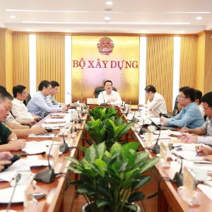 Bộ trưởng Bộ Xây dựng Trần Hồng Minh chỉ đạo tại cuộc họp kiểm điểm tiến độ thi công, giải ngân các dự án giao thông trọng điểm do Bộ Xây dựng quản lý. Ảnh: Bộ Xây dựng.