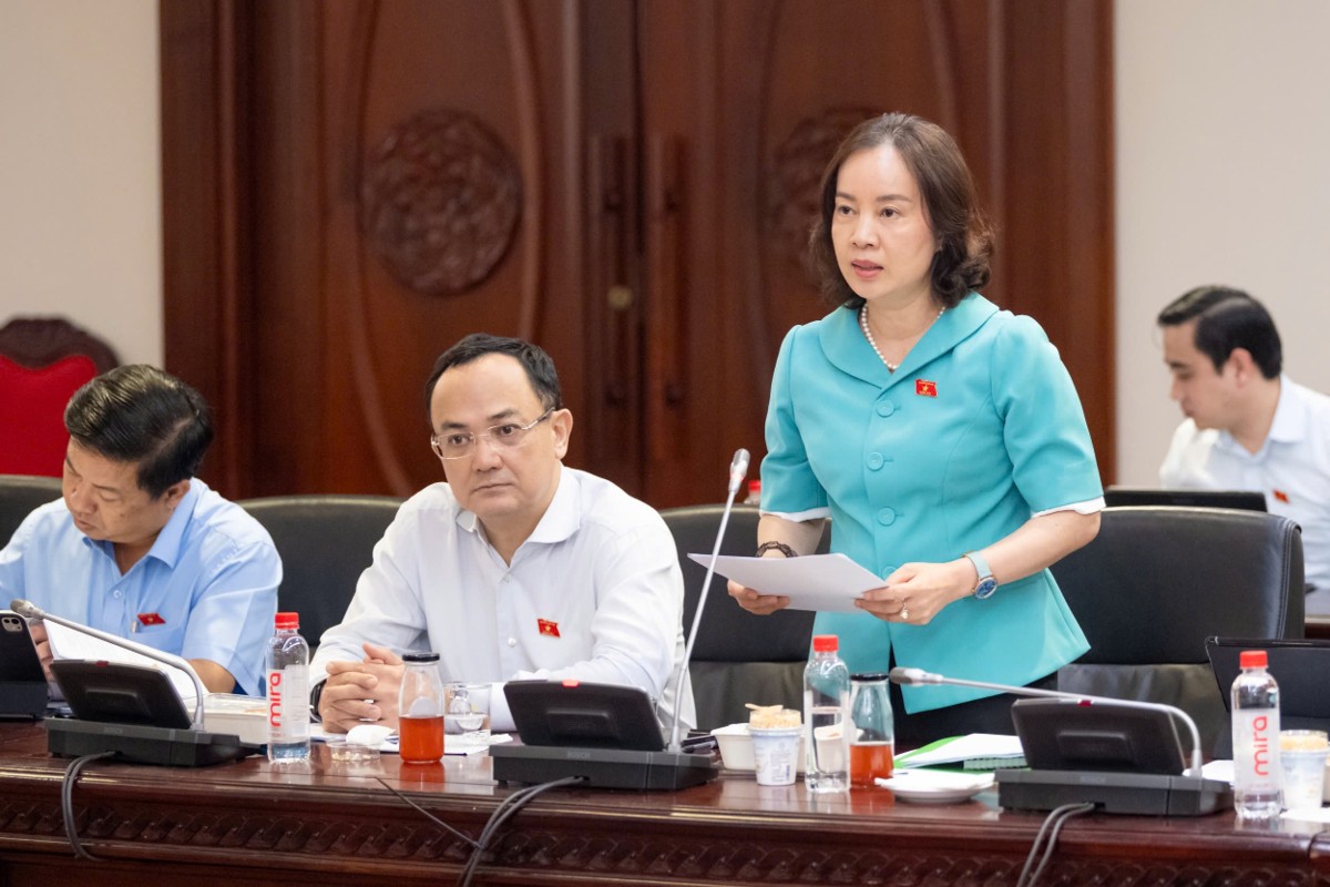 Bà Nguyễn Thị Kim Anh, Ủy viên là ĐBQH hoạt động chuyên trách tại Ủy ban Khoa học, Công nghệ và Môi trường, trình bày Báo cáo thẩm tra dự án Luật. Ảnh: quochoi.vn
