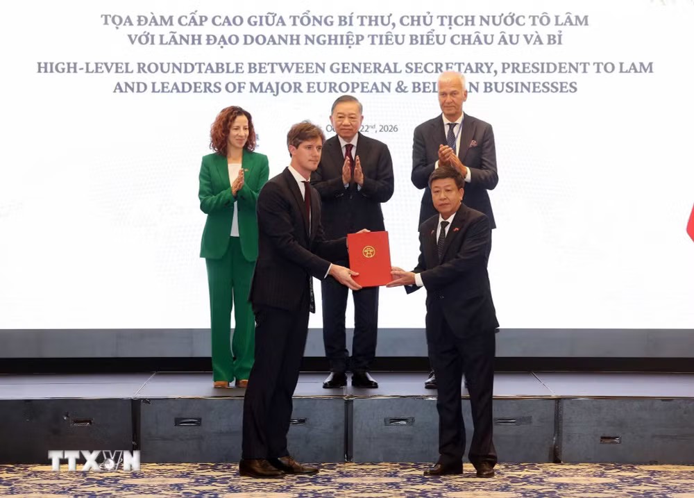 Tổng Bí thư, Chủ tịch nước Tô Lâm chứng kiến trao thỏa thuận hợp tác giữa các doanh nghiệp. Ảnh: Thống Nhất/TTXVN