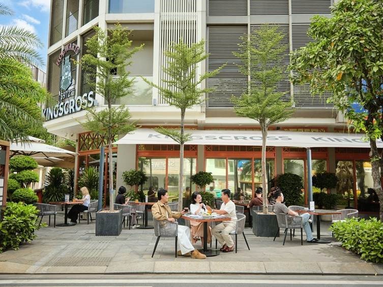 Khách hàng thưởng thức ẩm thực tại Kingscross - The Global City.