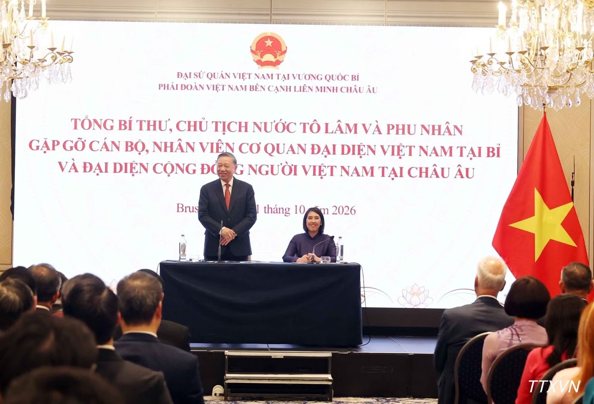 Tổng Bí thư, Chủ tịch nước Tô Lâm nói chuyện thân mật với cán bộ, nhân viên Đại sứ quán Việt Nam tại Bỉ và đại diện cộng đồng người Việt Nam tại châu Âu. Ảnh: TTXVN