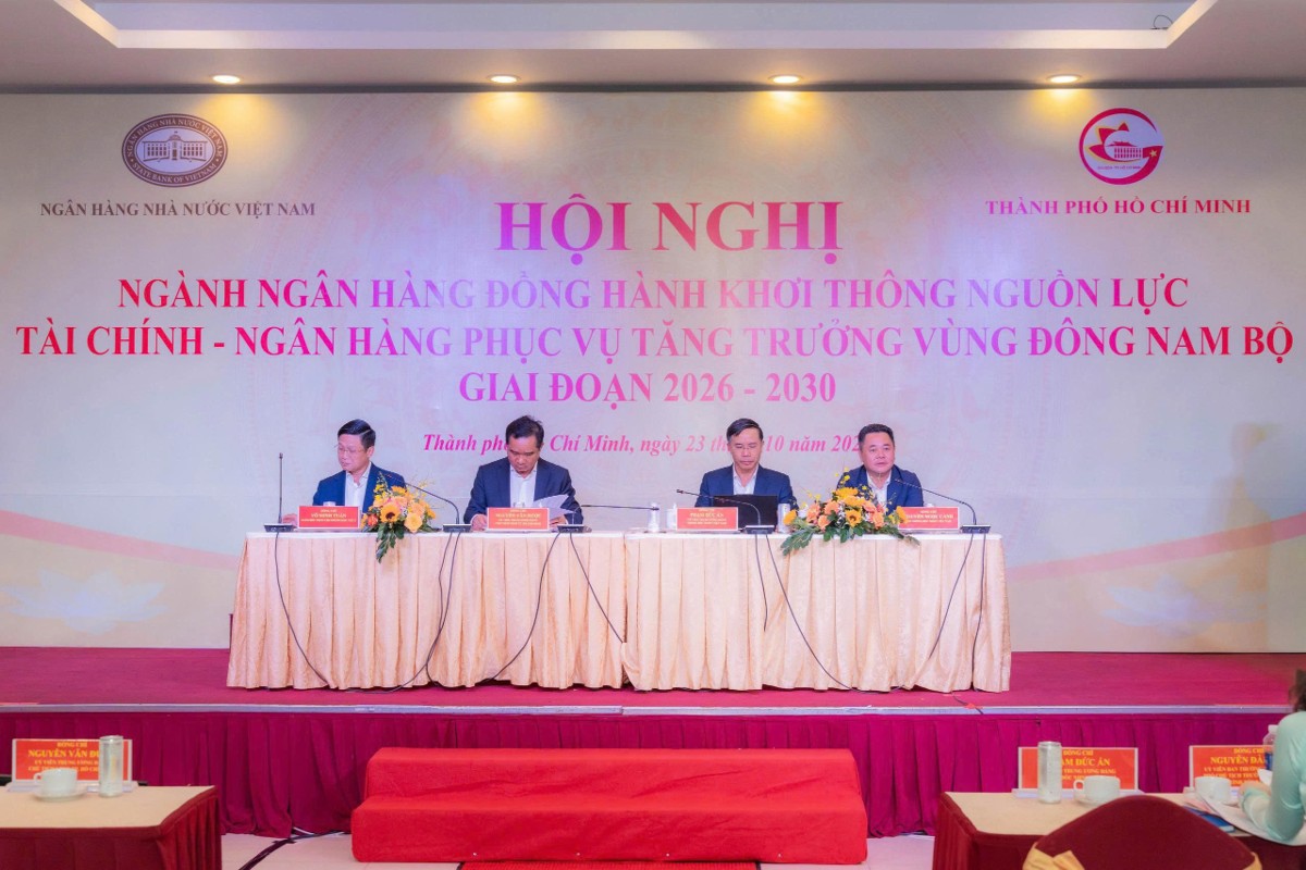 Chủ tịch UBND TP.Hồ Chí Minh Nguyễn Văn Được, Thống đốc Ngân hàng Nhà nước Phạm Đức Ấn, cùng các lãnh đạo Ngân hàng Nhà nước dự hội nghị. Ảnh: NHNN.