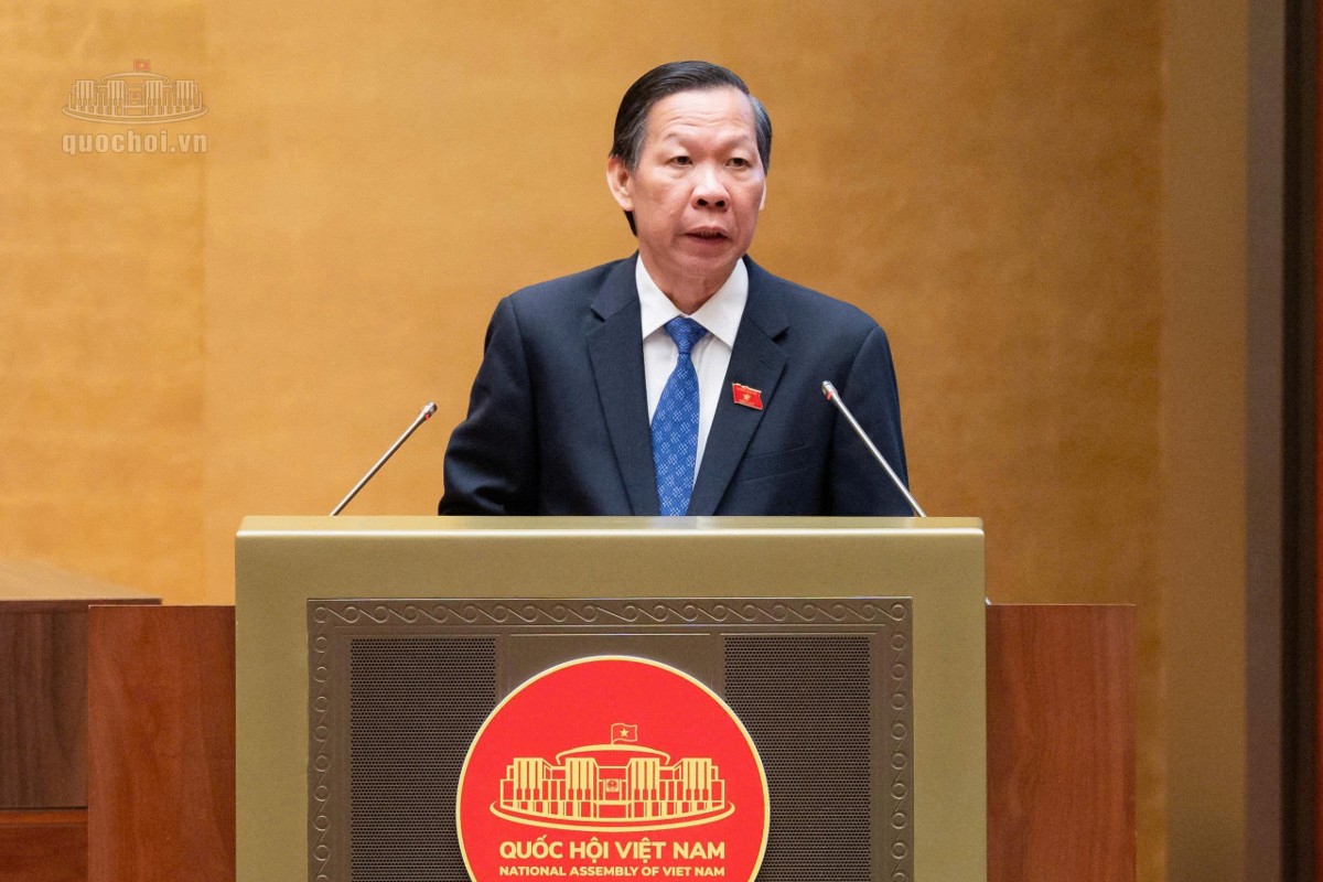 Chủ nhiệm Ủy ban Kinh tế và Tài chính Phan Văn Mãi trình bày tóm tắt Báo cáo thẩm tra dự án Luật Ngân sách nhà nước (hợp nhất)