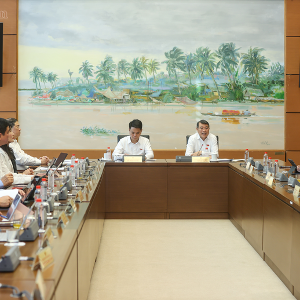 Thủ tướng Lê Minh Hưng (đại biểu Quốc hội thành phố Hải Phòng) thảo luận tại tổ - Ảnh: chinhphu.vn/Nhật Bắc.