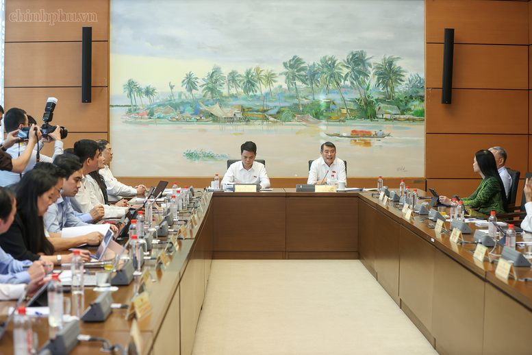 Thủ tướng Lê Minh Hưng (đại biểu Quốc hội thành phố Hải Phòng) thảo luận tại tổ - Ảnh: chinhphu.vn/Nhật Bắc.