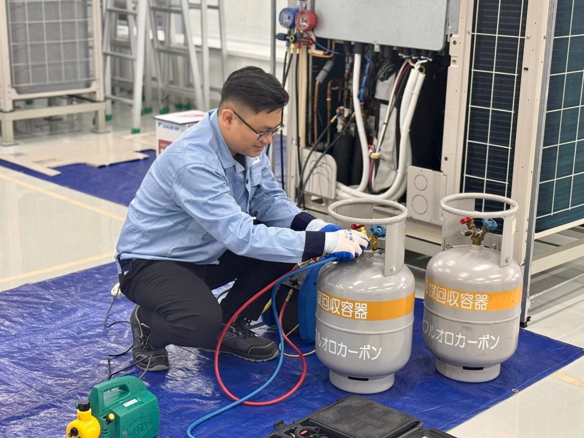 Kỹ thuật viên tại Daikin thu gom môi chất lạnh trong hệ thống điều hòa trung tâm. Ảnh: Minh Huy
