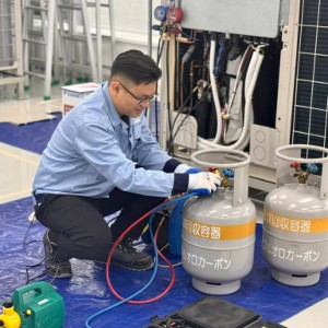 Kỹ thuật viên tại Daikin thu gom môi chất lạnh trong hệ thống điều hòa trung tâm. Ảnh: Minh Huy