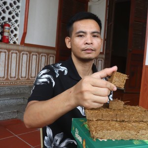 Anh Nguyễn Xuân Tài, chàng trai quê Thanh Hóa khởi nghiệp với ý tưởng biến rơm rạ thành sản phẩm mồi nhóm lửa phục vụ thị trường quốc tế. Ảnh: Nguyễn Thuấn.
