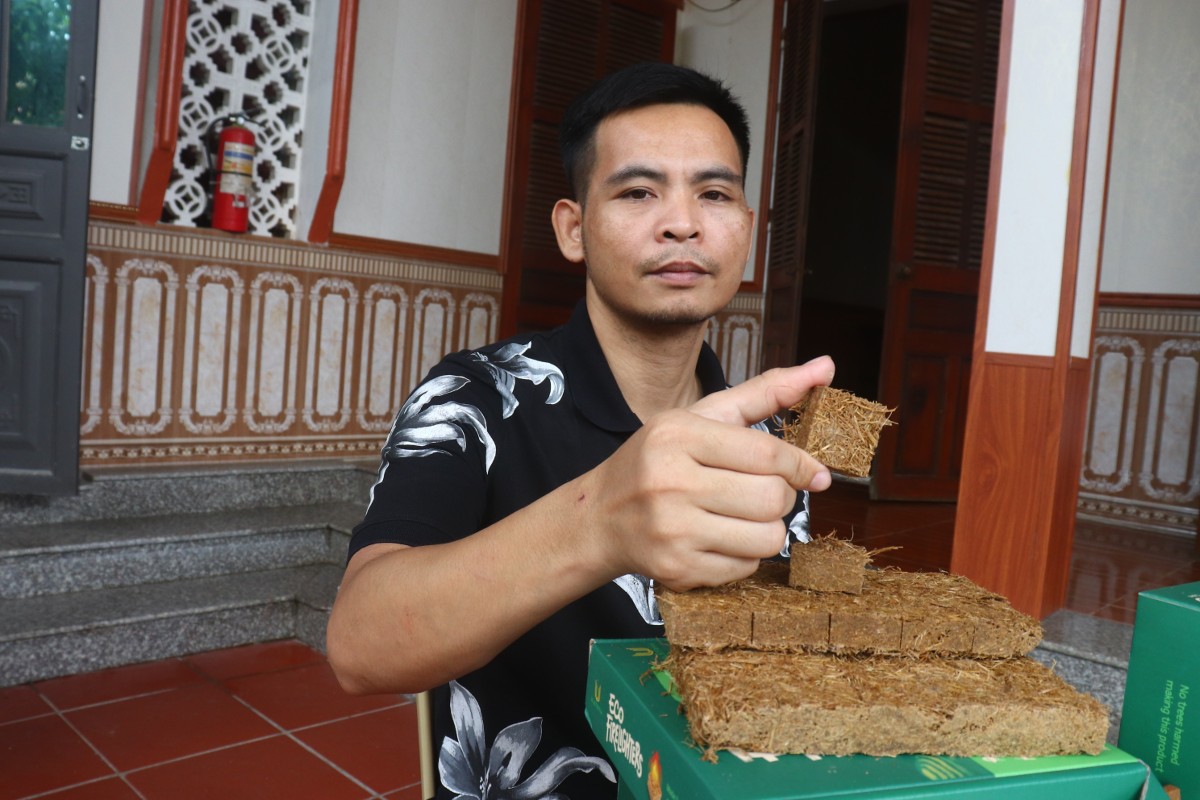 Anh Nguyễn Xuân Tài, chàng trai quê Thanh Hóa khởi nghiệp với ý tưởng biến rơm rạ thành sản phẩm mồi nhóm lửa phục vụ thị trường quốc tế. Ảnh: Nguyễn Thuấn.