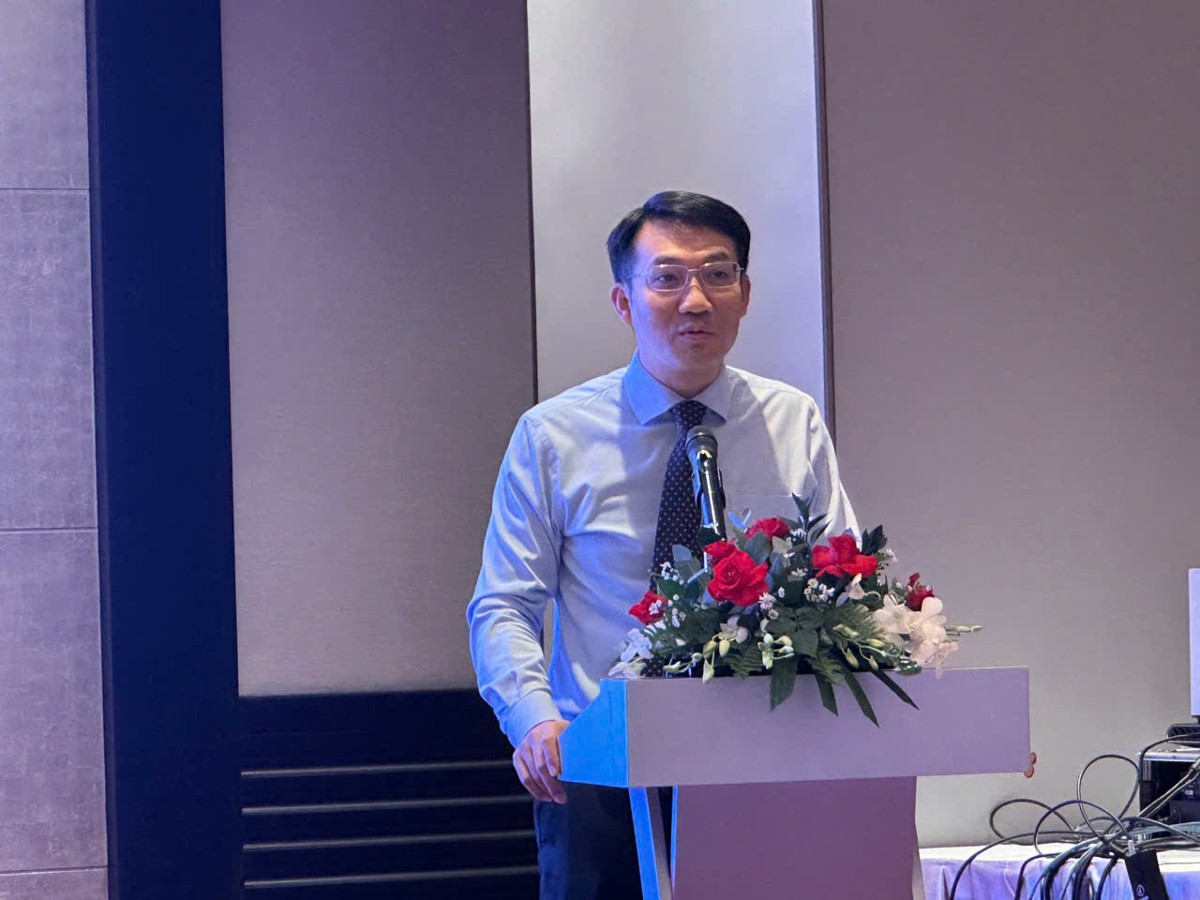 Ông Bùi Đức Hiếu, Phó Cục trưởng Cục Biến đổi khí hậu, Bộ Nông nghiệp và Môi trường, phát biểu tại hội thảo. Ảnh: Minh Huy
