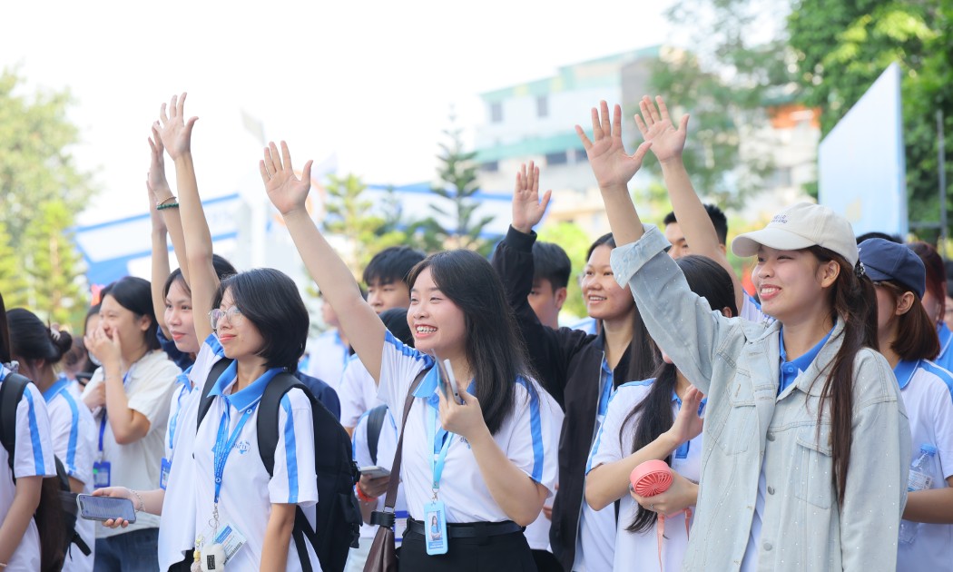 Cuộc thi thu hút đông đảo sinh viên tham gia. Ảnh: TCCT.