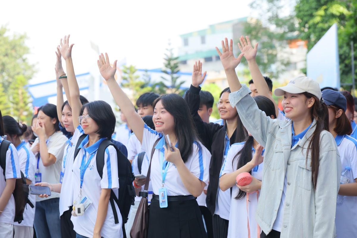 Cuộc thi thu hút đông đảo sinh viên tham gia. Ảnh: TCCT.