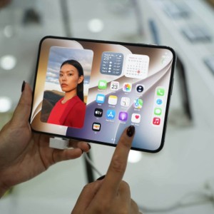 Hàng nghìn chiếc iPhone Duo được giao trong ngày mở bán, phiên bản 256GB màu trắng ánh sao bán chạy nhất - Ảnh: Trang Đỗ.