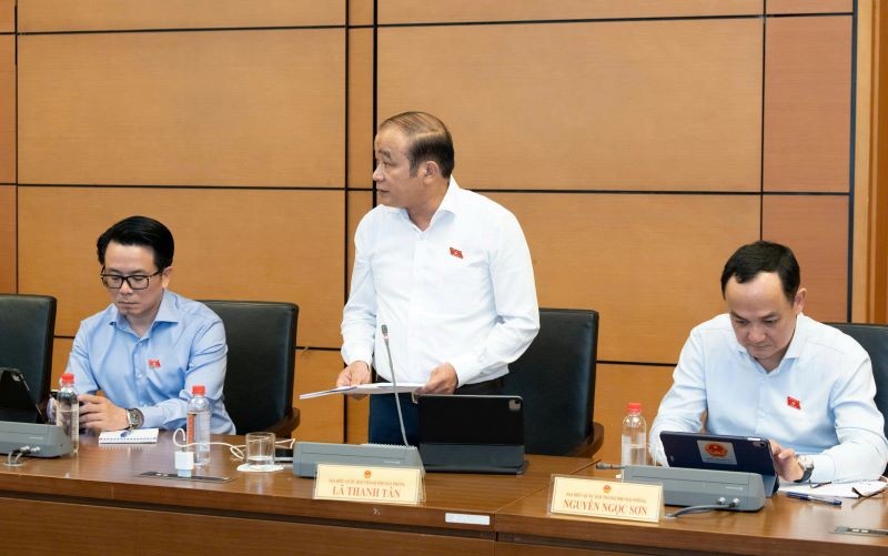 Đại biểu Lã Thanh Tân, Phó Trưởng Đoàn đại biểu Quốc hội Hải Phòng phát biểu. Ảnh: Quochoi.vn