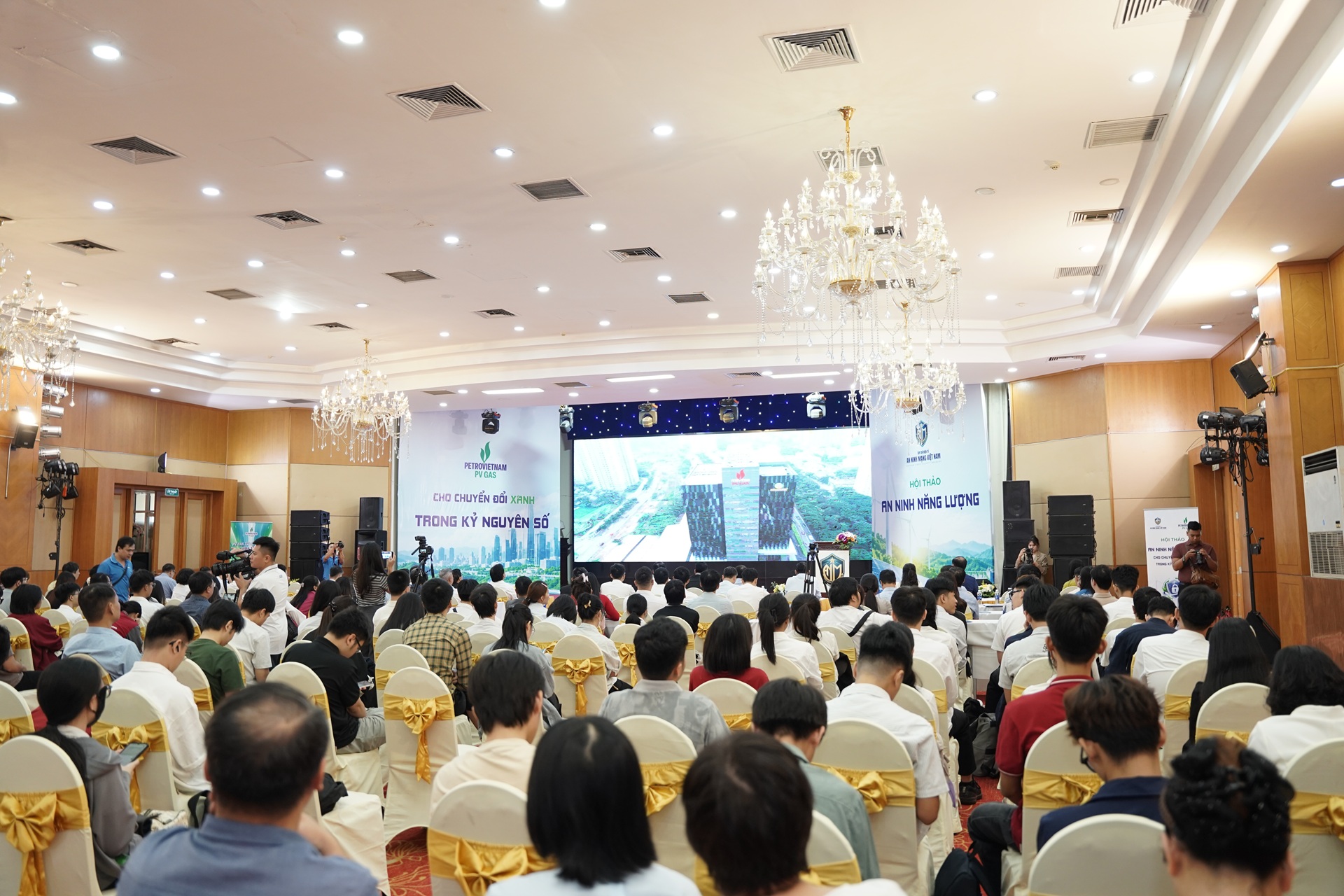 Hội thảo “An ninh năng lượng cho chuyển đổi xanh trong kỷ nguyên số”