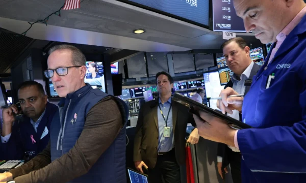 S&P 500 và Nasdaq lao dốc vì cổ phiếu AI bị bán tháo, giá dầu