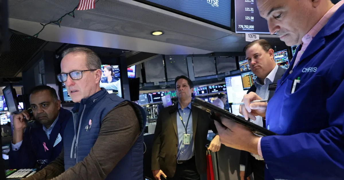 S&P 500 và Nasdaq lao dốc vì cổ phiếu AI bị bán tháo, giá dầu "nhảy" lên đỉnh 5 tháng