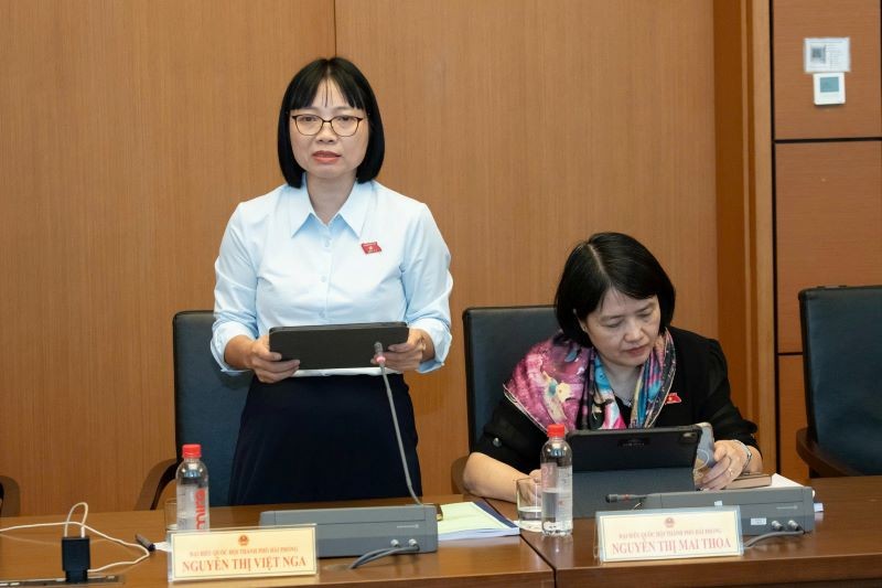 Đại biểu Nguyễn Thị Việt Nga, Phó Trưởng Đoàn đại biểu Quốc hội Hải Phòng phát biểu. Ảnh: Quochoi.vn