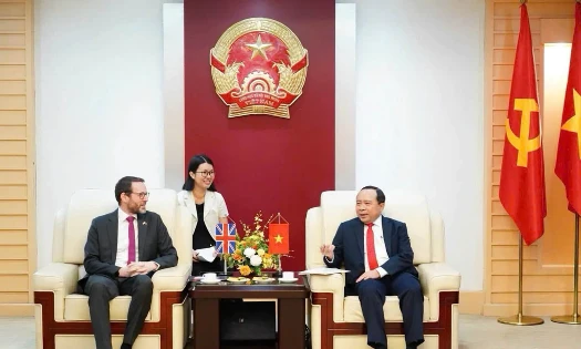 Bộ trưởng Vũ Hải Quân tiếp Đại sứ Liên hiệp Vương quốc Anh và Bắc Ireland tại Việt Nam Iain Frew. Ảnh: MST.