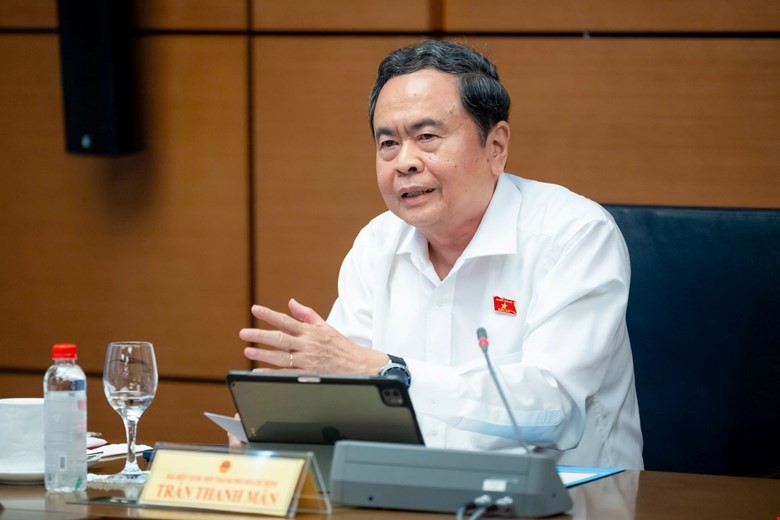 Chủ tịch Quốc hội nhấn mạnh việc sửa đổi luật lần này không nhằm đẩy nhanh hơn nữa tốc độ ban hành văn bản, mà phải nâng cao chất lượng, tính ổn định của pháp luật, bảo đảm các quy định được thực hiện hiệu quả trong thực tiễn. Ảnh: Quochoi.vn
