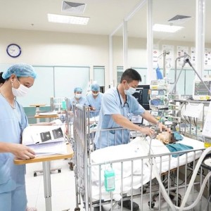 Bác sĩ Bệnh viện Nhi Trung ương thăm khám cho trẻ sau ca ghép gan. Ảnh: Bệnh viện cung cấp.