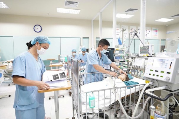 Bác sĩ Bệnh viện Nhi Trung ương thăm khám cho trẻ sau ca ghép gan. Ảnh: Bệnh viện cung cấp.