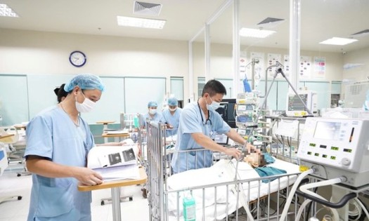 Bác sĩ Bệnh viện Nhi Trung ương thăm khám cho trẻ sau ca ghép gan. Ảnh: Bệnh viện cung cấp.