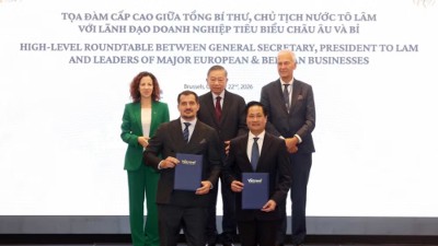 Top Vietnamese leader attends high-level dialogue with leading European, Belgian business executives