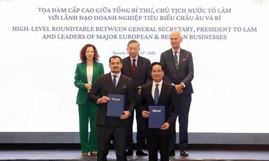 General Secretary of the Communist Party of Vietnam Central Committee and President To Lam witnesses the exchange of cooperation agreements. (Photo: VNA)
