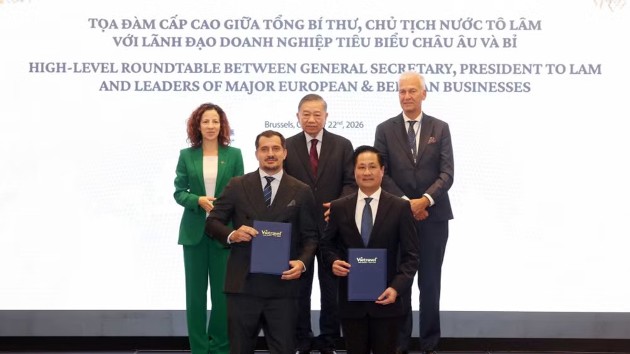 Top Vietnamese leader attends high-level dialogue with leading European, Belgian business executives